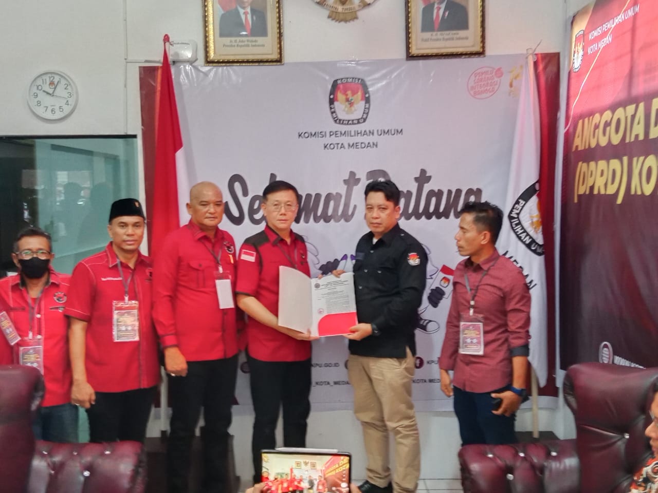 Ketua DPC PDI Perjuangan Kota Medan Bersama 50 Caleg Datangi KPU Medan