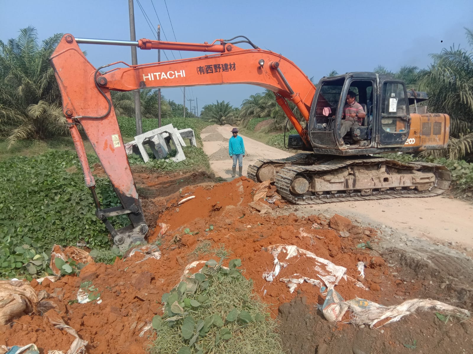 Optimalkan Pembuatan Gorong-Gorong, Satgas TMMD 116 Kodim 0204/DS Turunkan Alat Berat