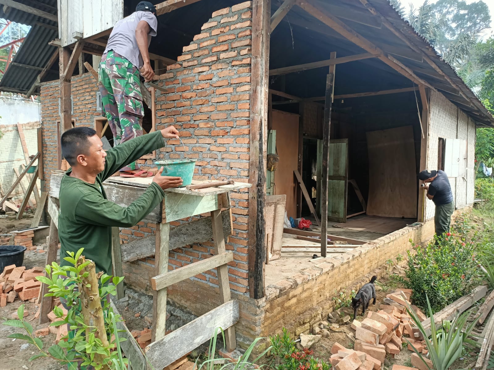 Tangan “Dingin” Satgas TMMD 116 Kodim 0204/DS Rehab RTLH Marulitua Jadi Lebih Layak