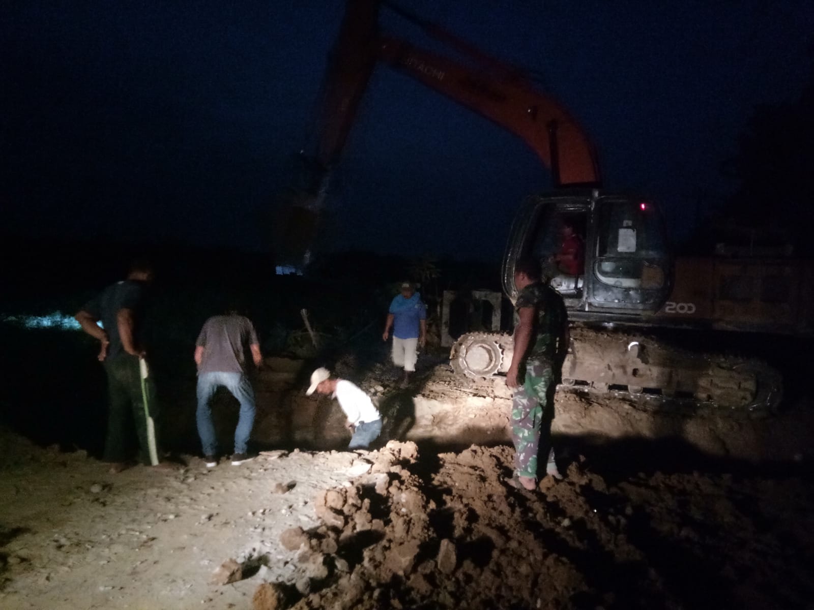 Hingga Malam, Satgas TMMD 116 Kodim 0204/DS Kebut Pengerjaan Gorong-Gorong