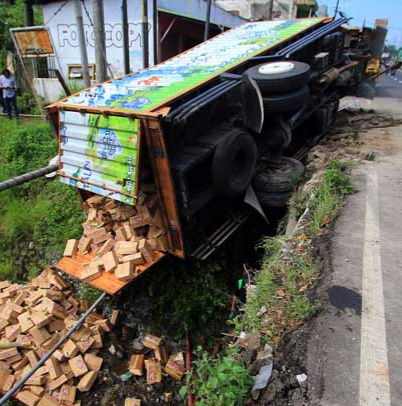 Karena Kelalaian Sopir, Sebuah Truk Bermuatan Teh Terguling