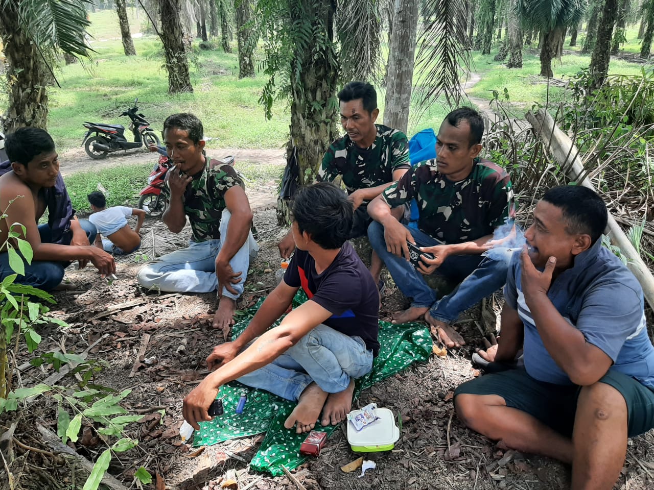Istirahat Makan Siang, Satgas TMMD 116 Kodim 0204/DS Jalin Keakraban dengan Warga