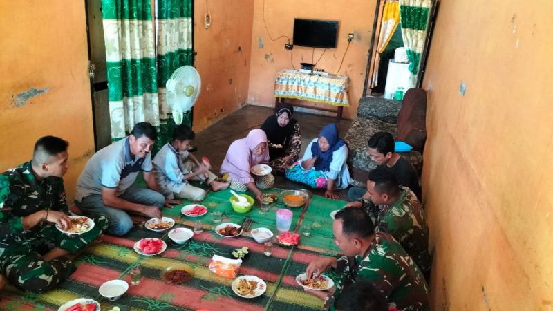 Ungkapan Terima Kasih, Warga Undang Makan Siang Personil Satgas TMMD 116 Kodim 0204/DS