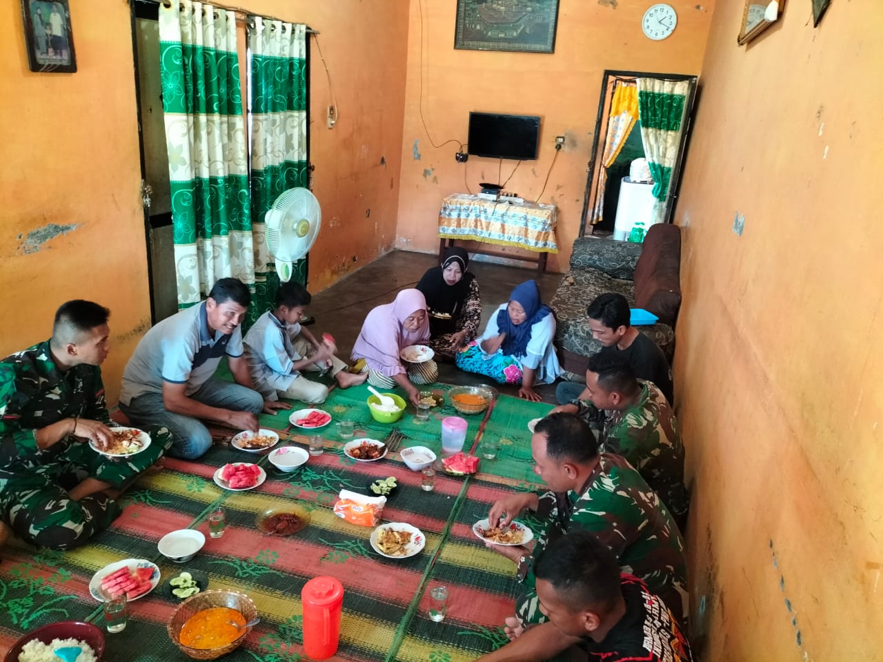 Ungkapan Terima Kasih, Warga Undang Makan Siang Personil Satgas TMMD 116 Kodim 0204/DS