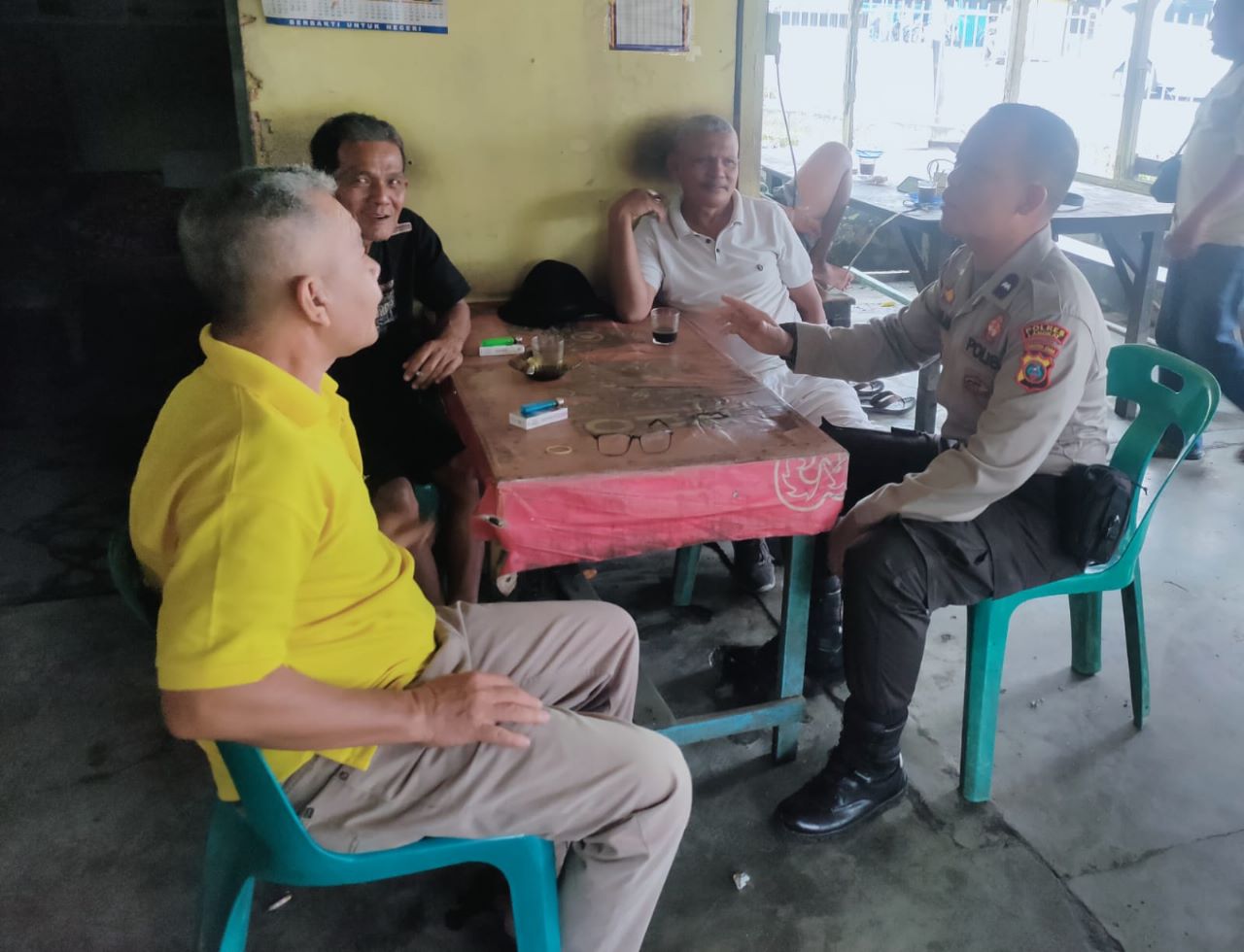 Kanit Binmas Polsek Pkl. Brandan Polres Langkat Sambangi Warga Dan Berikan Pesan Kamtibmas