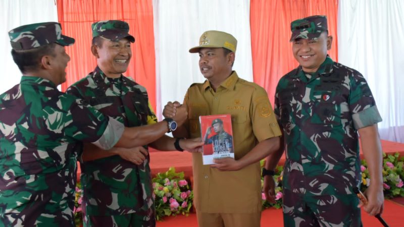 Ketua Tim Wasev TMMD 116 Kodim Deliserdang Serahkan Buku “Loper Koran Jadi Jenderal” kepada Bupati Sergai