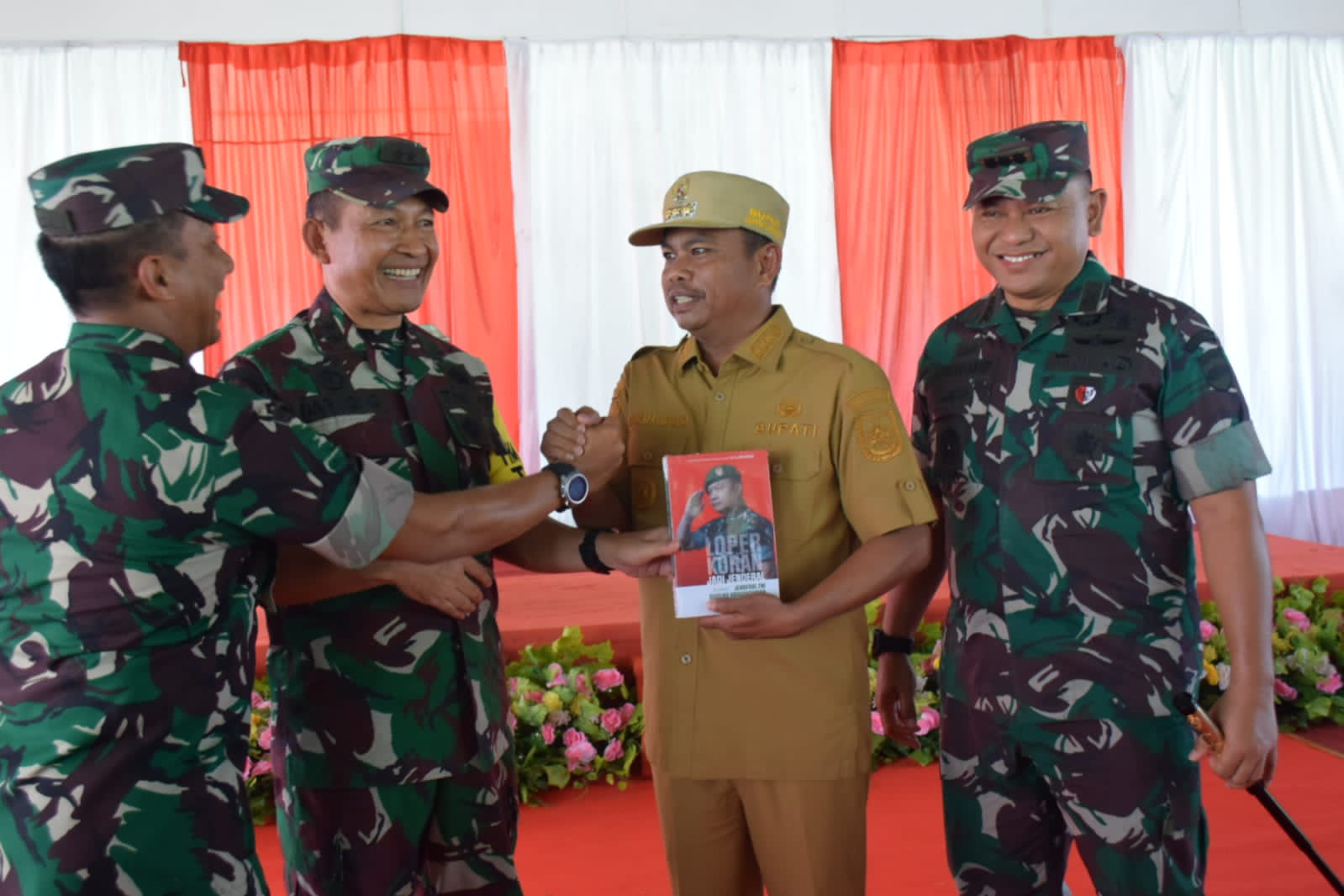 Ketua Tim Wasev TMMD 116 Kodim Deliserdang Serahkan Buku “Loper Koran Jadi Jenderal” kepada Bupati Sergai