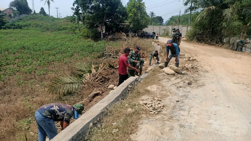 Panas dan Peluh di Badan, Satgas TMMD 116 Kodim Deliserdang Terus Berjibaku Bangun TPT Sepanjang 72 Meter