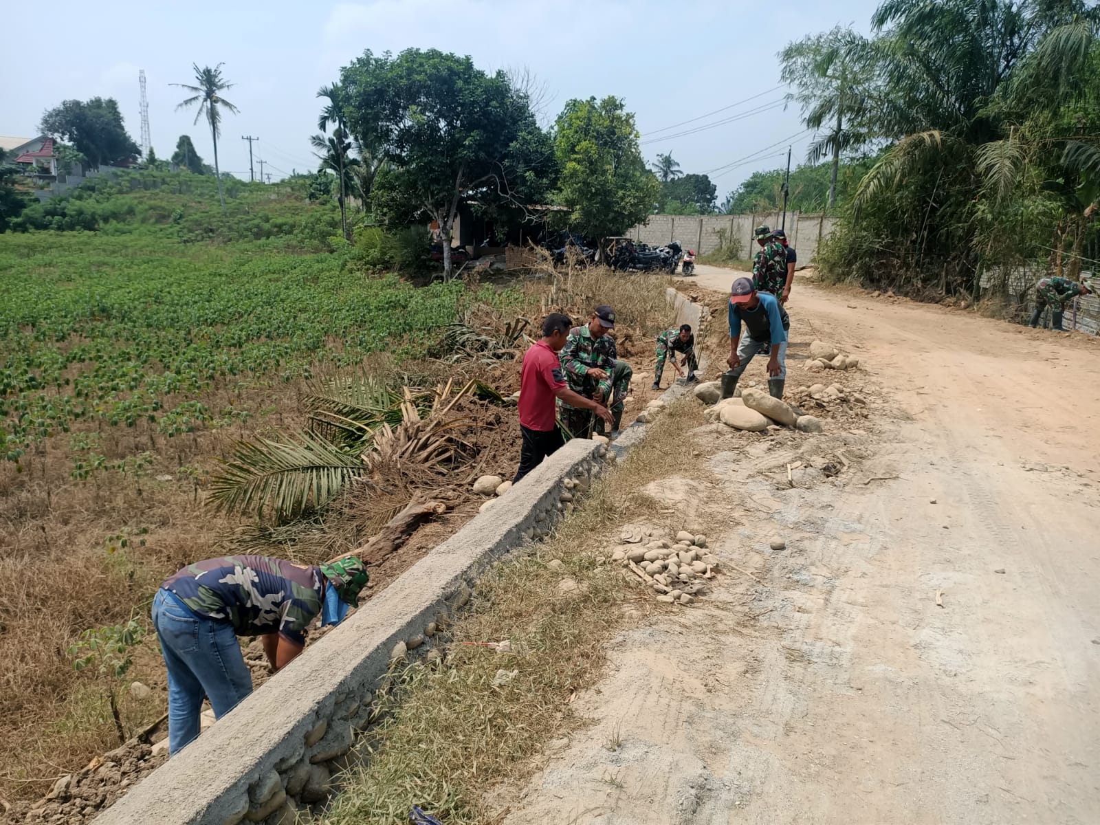 Panas dan Peluh di Badan, Satgas TMMD 116 Kodim Deliserdang Terus Berjibaku Bangun TPT Sepanjang 72 Meter