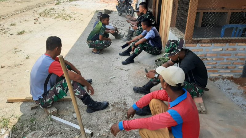 Istirahat Makan Siang Jadi Sarana Satgas TMMD 116 Kodim Deliserdang Perkokoh Kemanunggalan TNI-Rakyat