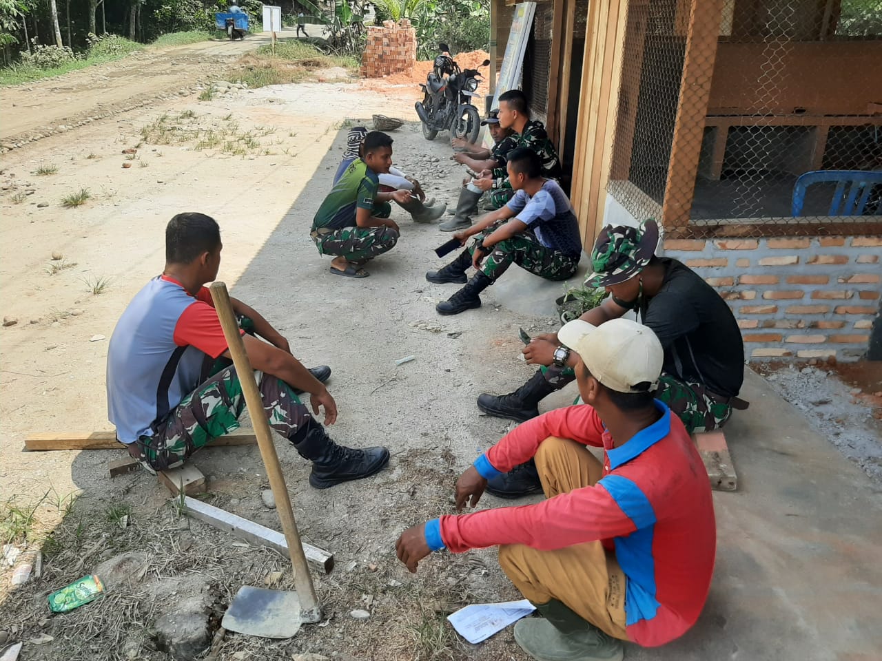 Istirahat Makan Siang Jadi Sarana Satgas TMMD 116 Kodim Deliserdang Perkokoh Kemanunggalan TNI-Rakyat