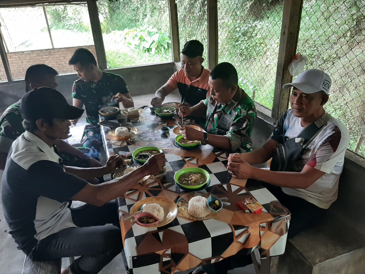 Jamu Warga Makan Siang, Cara Satgas TMMD 116 Kodim Deliserdang Eratkan Kemanunggalan TNI-Rakyat