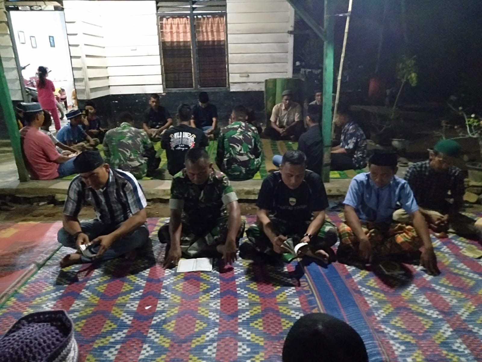 Eratkan Ukhuwah Islamiah, Personil Satgas TMMD 116 Kodim Deliserdang Ikut Yasinan Malam Jumat
