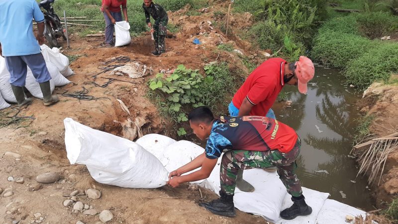Cegah Jalan dari Longsor, Satgas TMMD 116 Kodim Deliserdang Manfaatkan Alam Sekitar