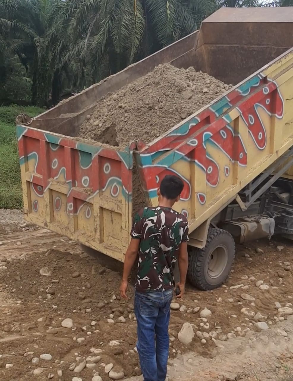 Percepat Pekerjaan Pengerasan Jalan, Satgas TMMD 116 Kodim Deliserdang Turunkan 20 Dump Truk