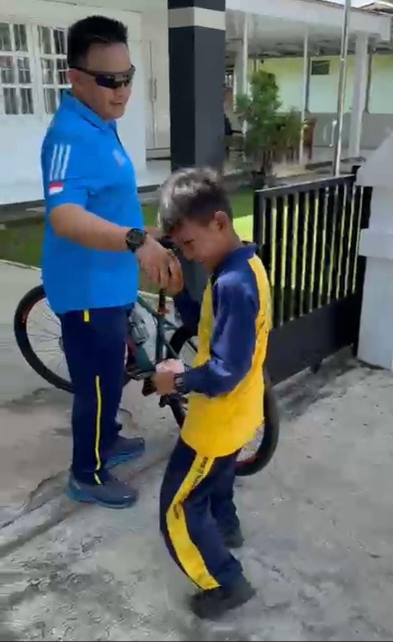 Pulang Sekolah, Anak-anak SD Ini Diberi Kejutan Oleh Kapolres Inhu