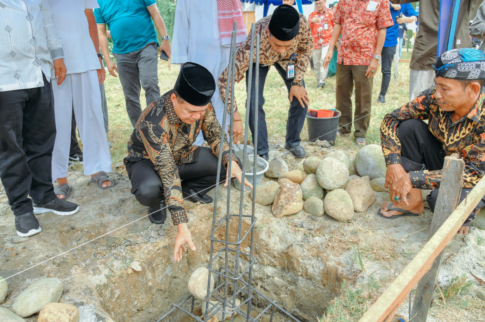 Zahir Letakkan Batu Pertama Pembangunan Mushola di Pulau Sejuk