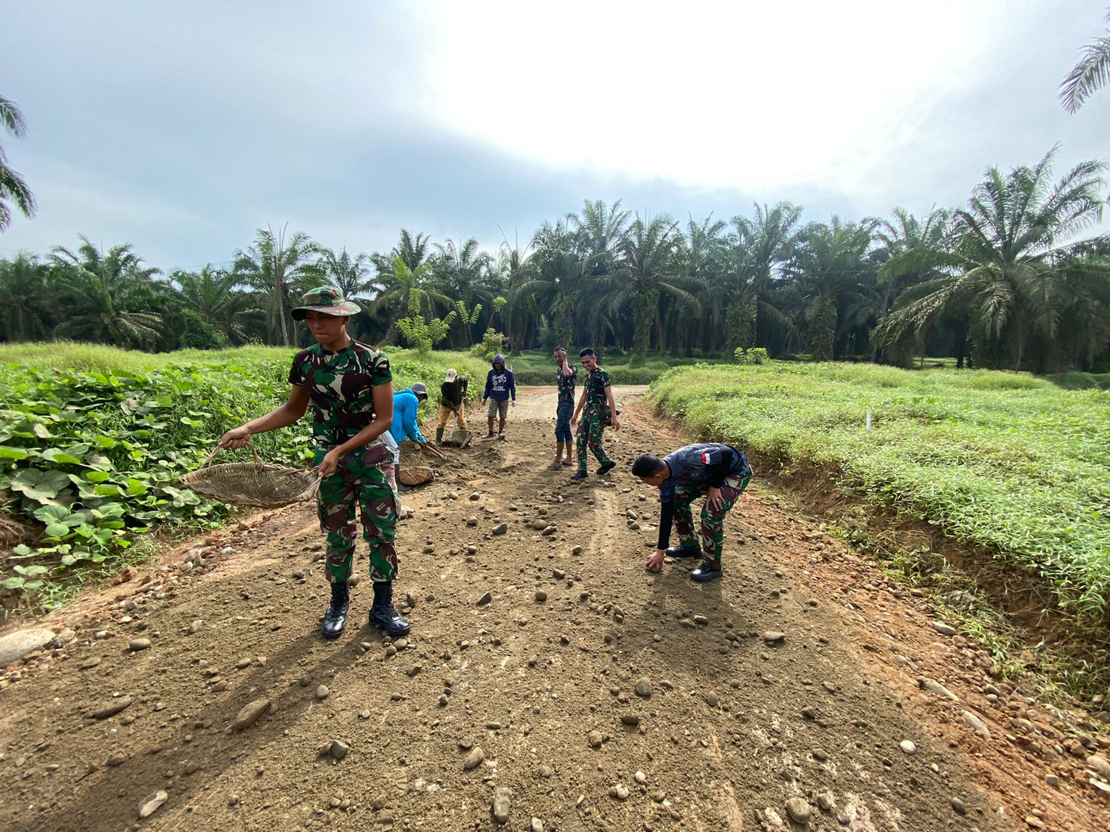 Gunakan Angkong, Satgas TMMD 116 Kodim Deliserdang Langsir Sirtu untuk Perkerasan Jalan