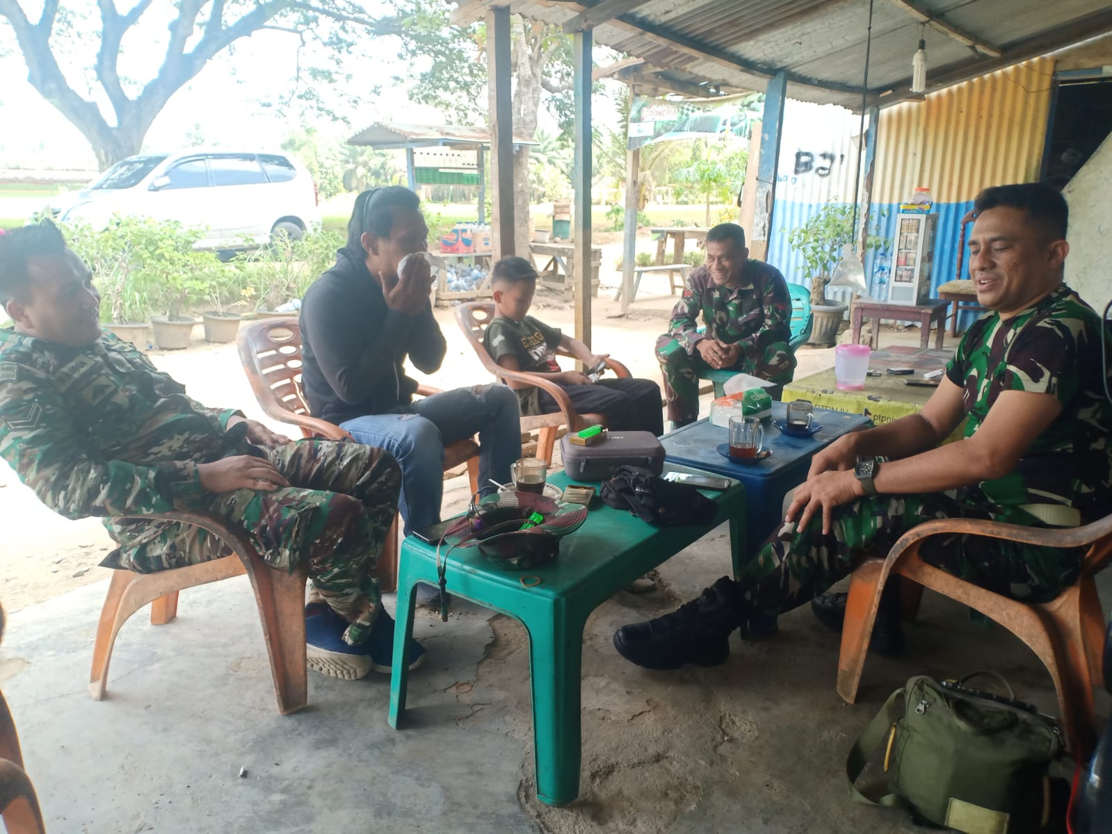 Jalin Keakraban TNI-Rakyat, Satgas TMMD 116 Kodim Deliserdang Ajak Warga Ngopi Bareng