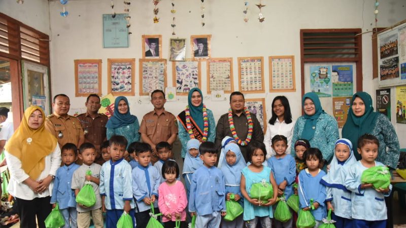 Bupati Dolly Bersama Bunda PAUD Kunjungi PAUD Dan Berikan Bantuan