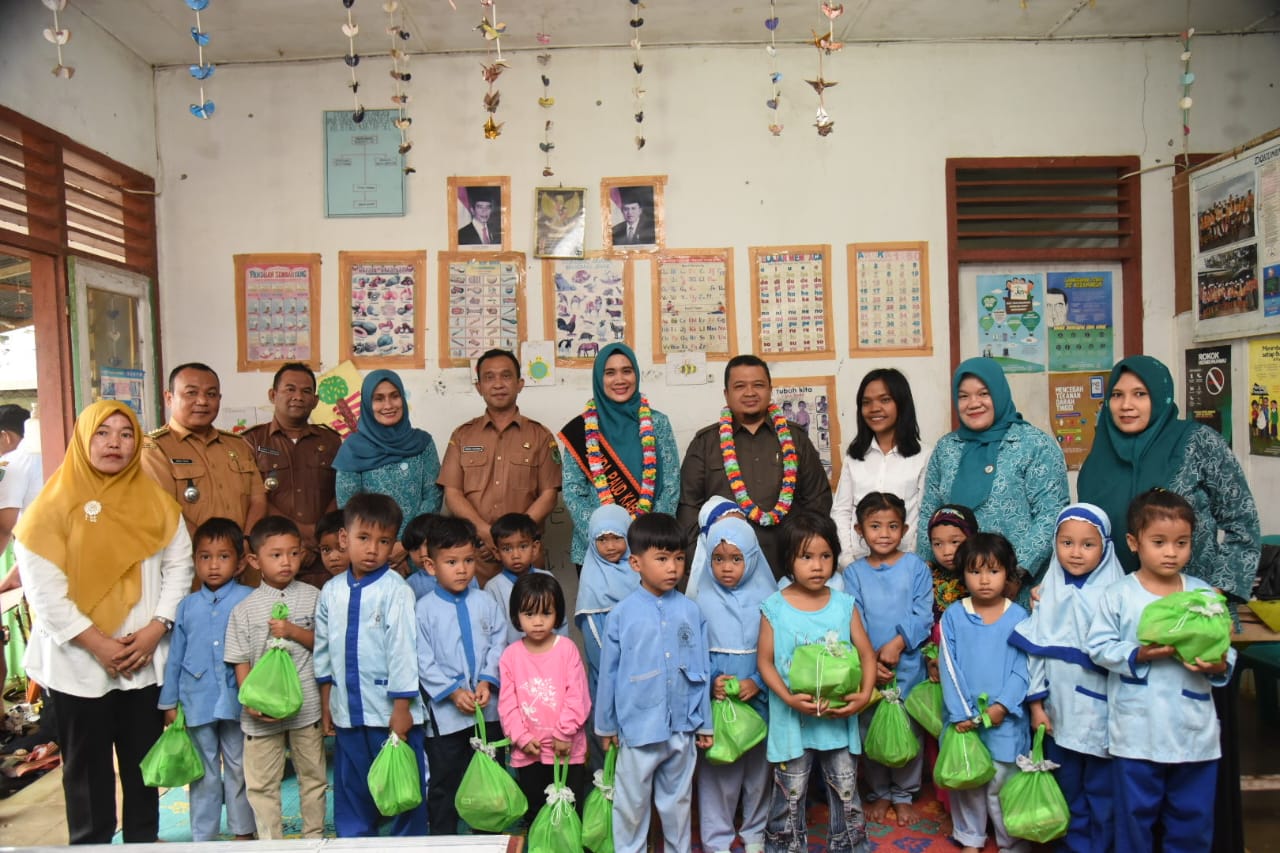 Bupati Dolly Bersama Bunda PAUD Kunjungi PAUD Dan Berikan Bantuan