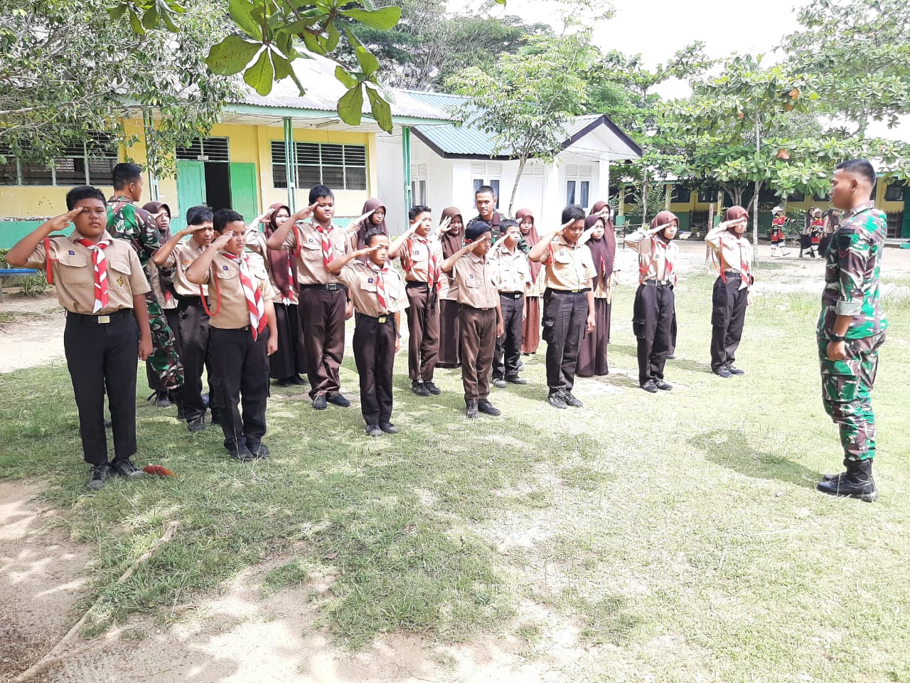 Peduli Pendidikan, Satgas TMMD 116 Kodim Deliserdang Latih PBB ke Siswa SMPN 2 Sei Rampah