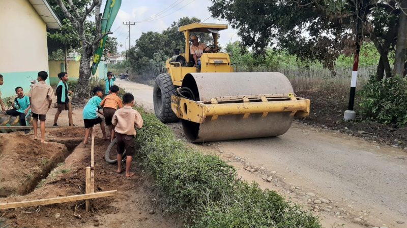 Aksi Vibro Roller Padatkan Jalan TMMD 116 Kodim Deliserdang Jadi Hiburan Anak-Anak