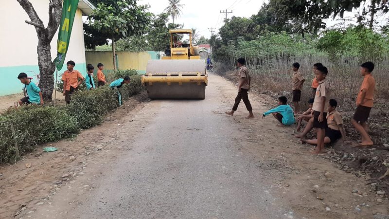 Anak SD Gembira Jalan ke Sekolah Sudah Dimantapkan Satgas TMMD 116 Kodim Deliserdang