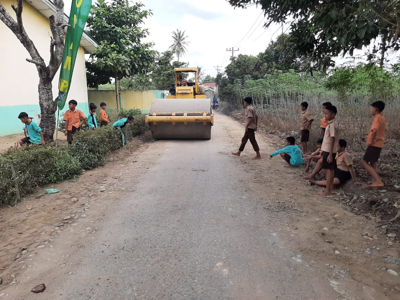 Anak SD Gembira Jalan ke Sekolah Sudah Dimantapkan Satgas TMMD 116 Kodim Deliserdang