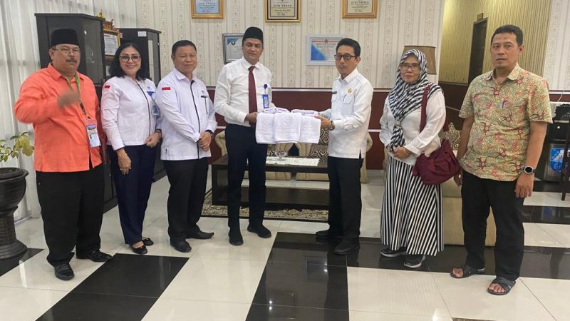 Kabir Bedi Bagikan 8500 Handuk untuk Jama’ah Haji Sumut Embarkasi Medan