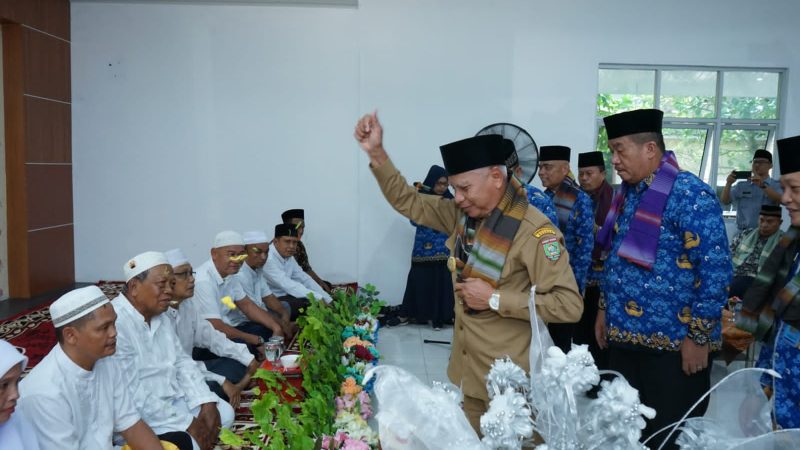 Bupati Upah Upah 22 Jemaah Calon Haji Keluarga Besar Dinas Pendidikan