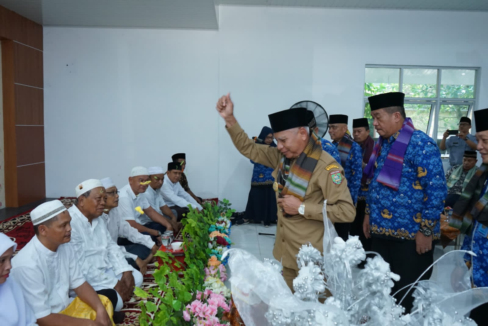 Bupati Upah Upah 22 Jemaah Calon Haji Keluarga Besar Dinas Pendidikan