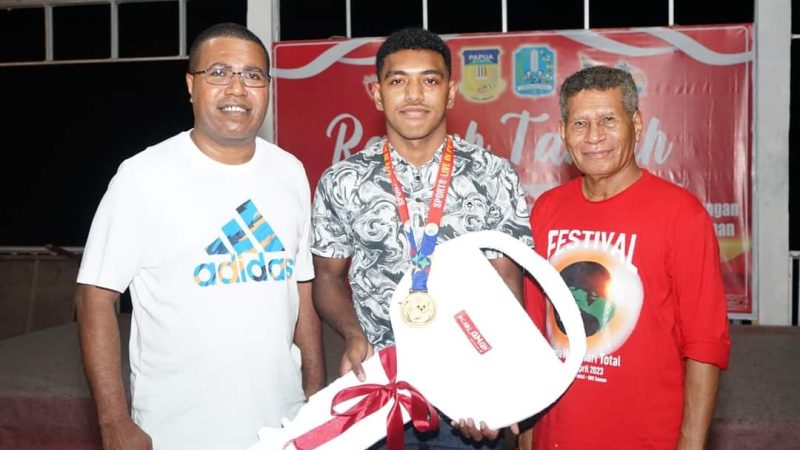 Raih Emas di Sea Games, Bupati Beri Hadiah Motor ke Kelly Sroyer