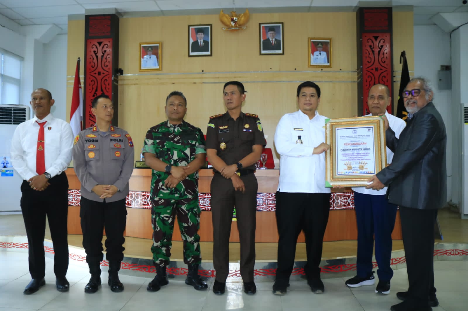 Pemkab Samosir Terima Penghargaan dari Ketua KOMNAS PA