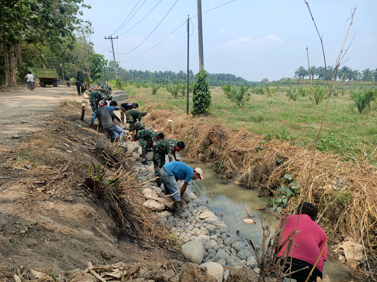 Tak Kendor Semangatnya, Satgas TMMD 116 Kodim Deliserdang Pacu Terus Pembangunan Bronjong Kawat