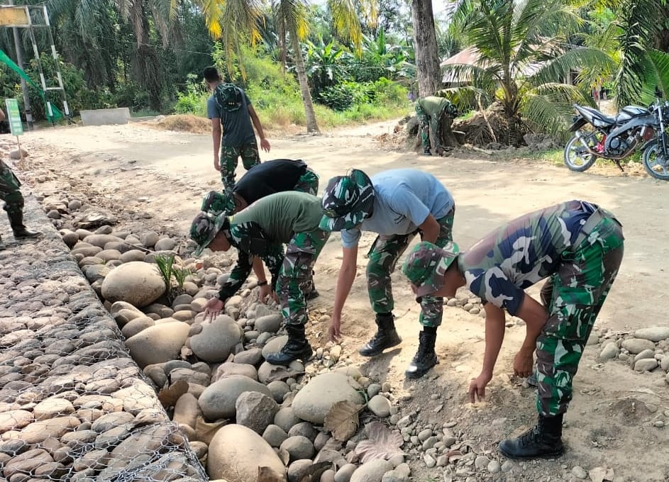 Satgas TMMD 116 Kodim Deliserdang Bahu Membahu Pindahkan Batu Koral