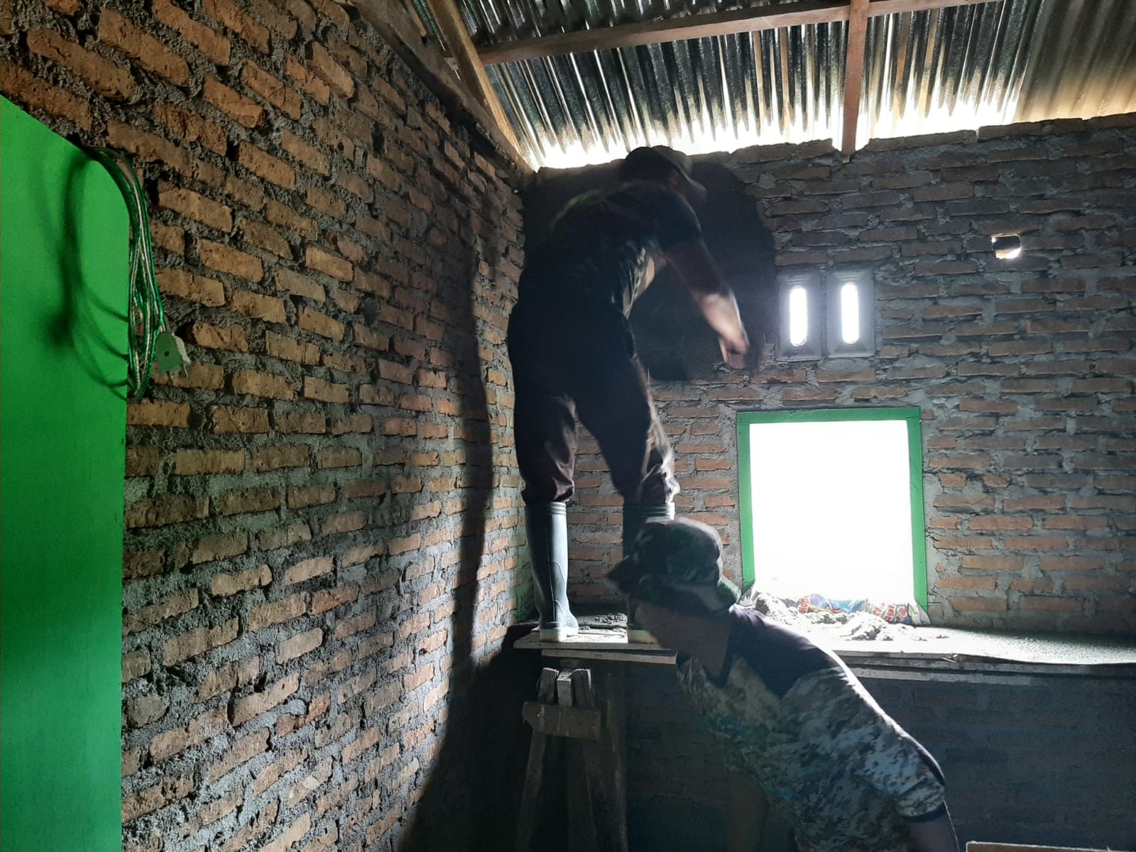 Abaikan Panas, Satgas TMMD 116 Kodim Deliserdang Kebut Pekerjaan RTLH Ibu Syahniar