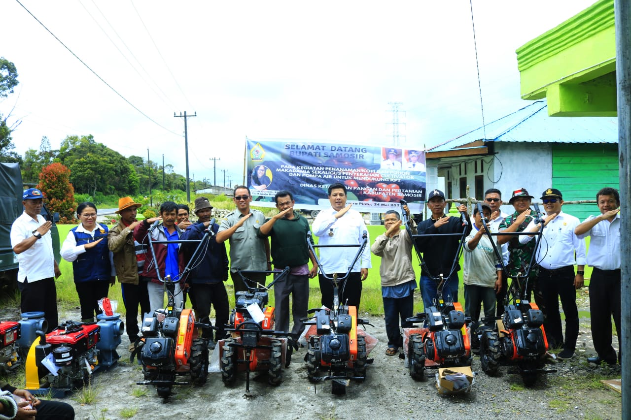 Bupati Samosir Serahkan Bantuan Alsintan Mendukung KPT