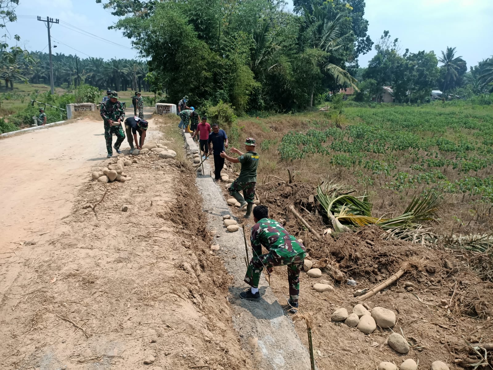 Ikhtiar dan Kerja Keras Satgas TMMD Kodim Deliserdang Mantapkan Konstruksi TPT Sepanjang 72 Meter