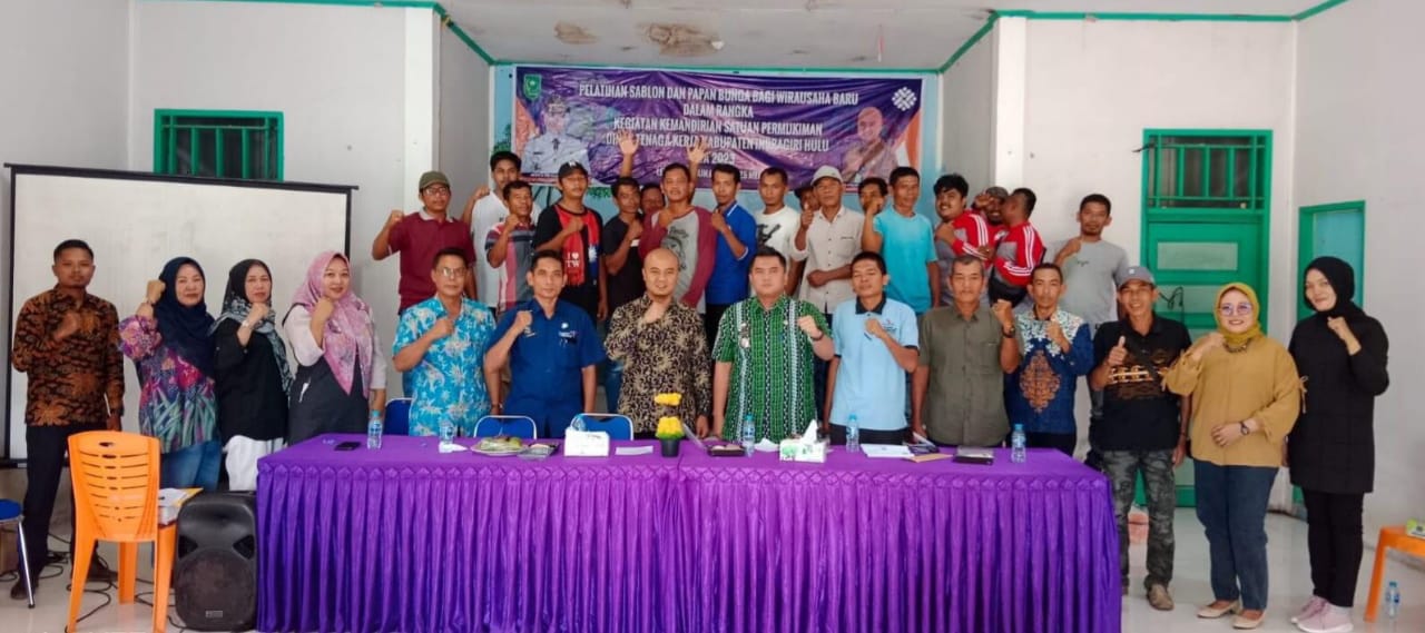 Kadisnaker Inhu Buka Pelatihan Sablon dan Papan Bunga Wira Usaha Baru Bagi Warga Transmigrasi