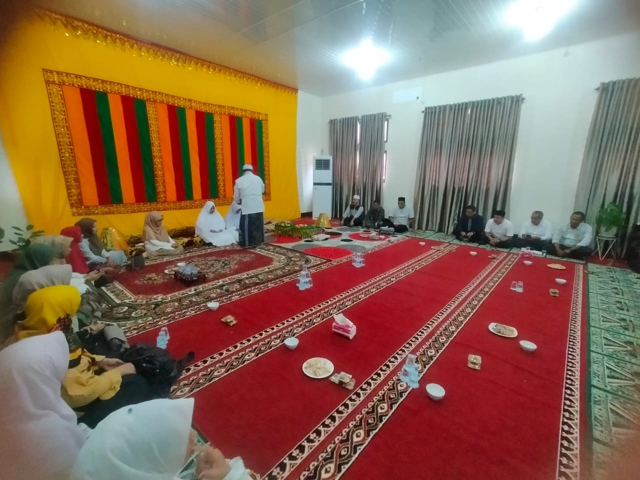 Peusijuk Jamaah Haji Dalam Lingkup Cabang Dinas Pendidikan di SMAN 1 Idi