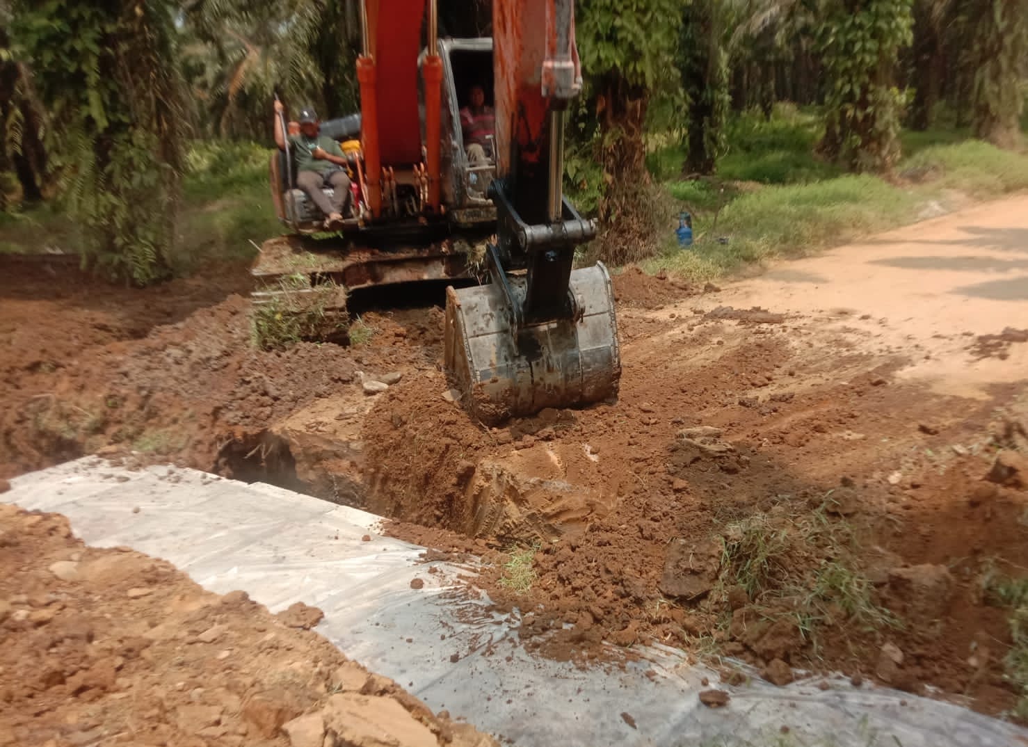 Kerahkan Alat Berat, Satgas TMMD Kodim Deliserdang Maksimalkan Pekerjaan Box Culvert STA 4+930