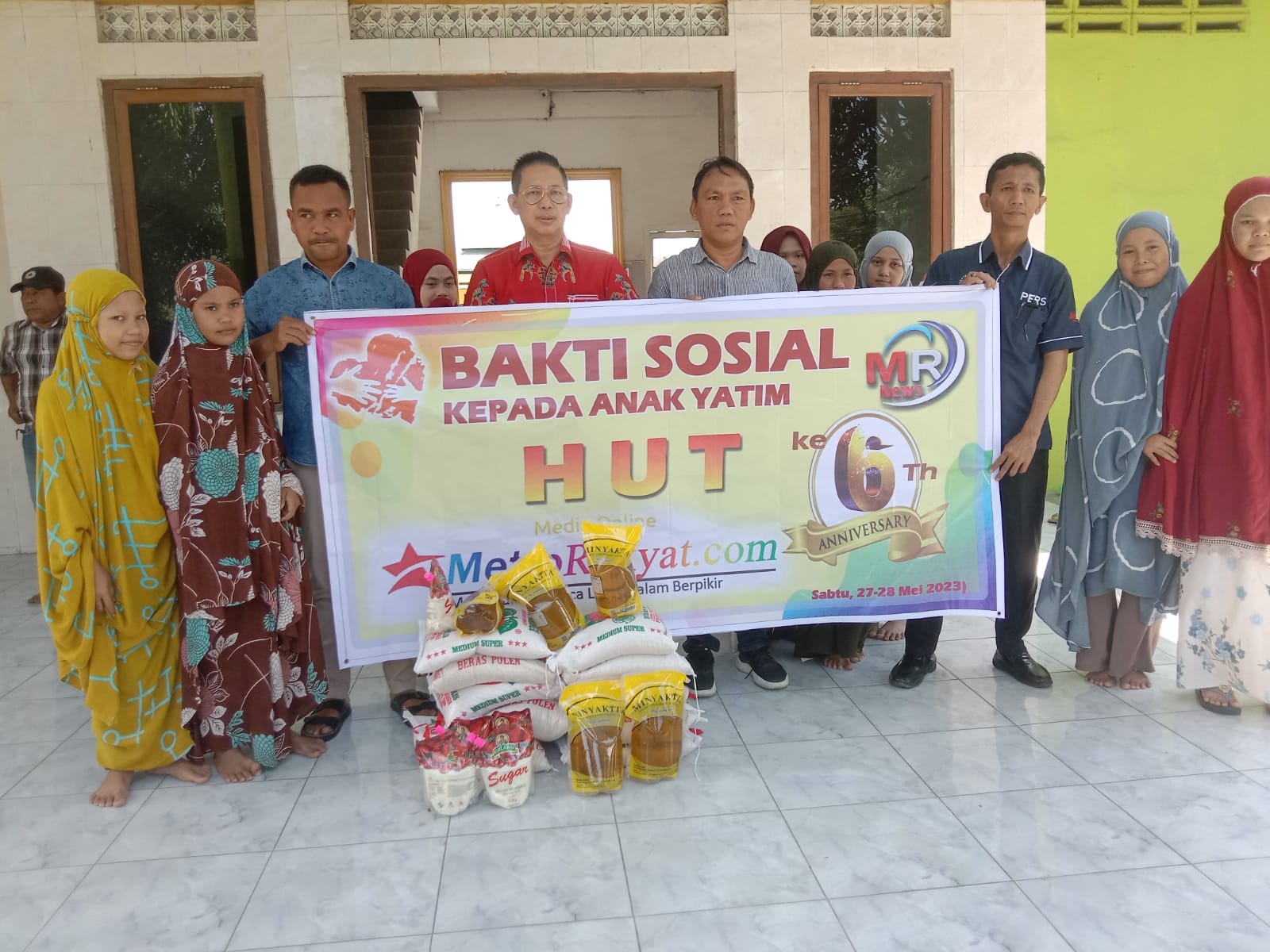 Rangkaian HUT ke 6 Tahun, Komisaris dan PU Metrorakyat Serahkan Sembako ke Panti Asuhan Jamiyatul Wasliyah