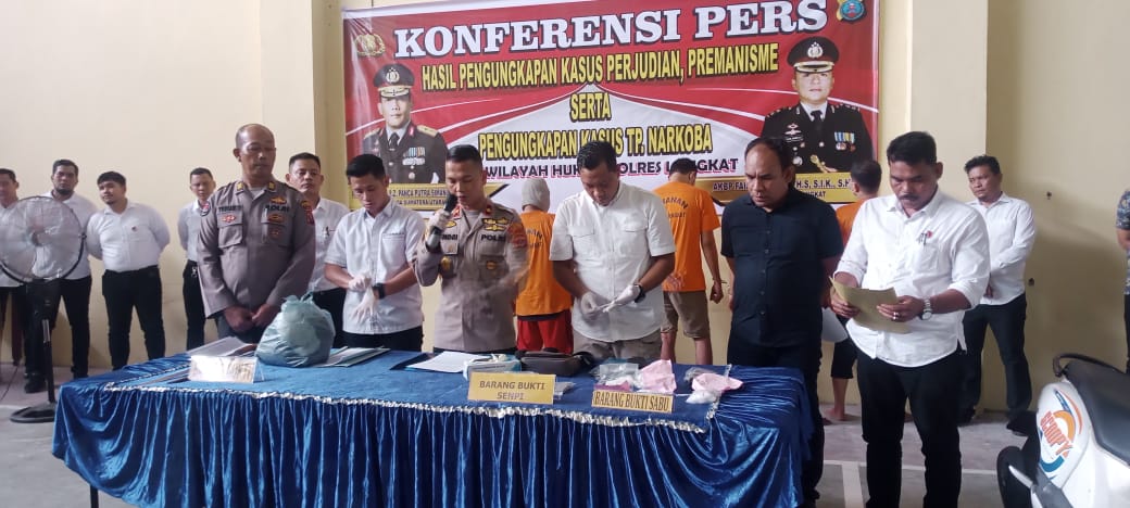 Polres Langkat Gelar Konferensi Pers Hasil Pengungkapan Kasus Tindak Pidana Narkotika Jenis Sabu Dan Pembunuhan