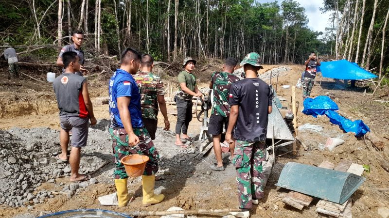Satgas TMMD Ke-116 Buru Pembangunan Pembukaan Badan Jalan Di Nias Barat