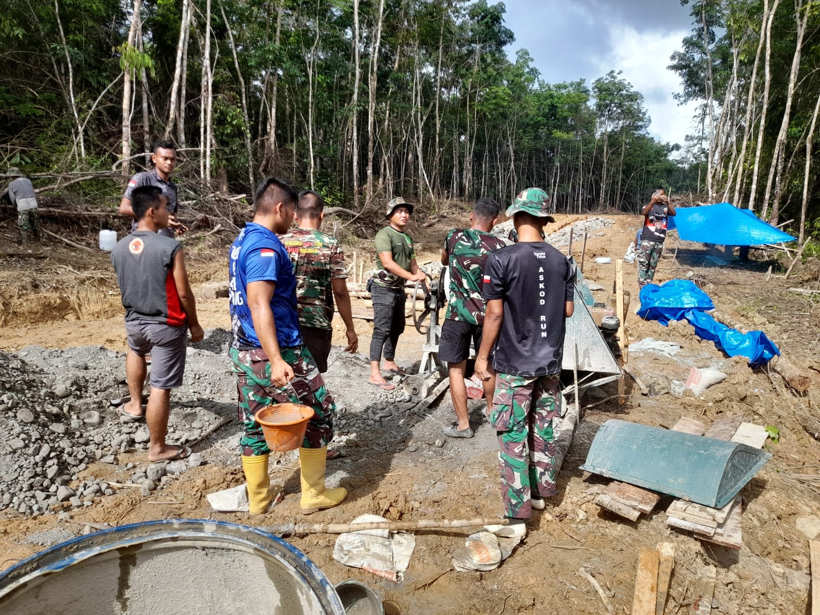 Satgas TMMD Ke-116 Buru Pembangunan Pembukaan Badan Jalan Di Nias Barat