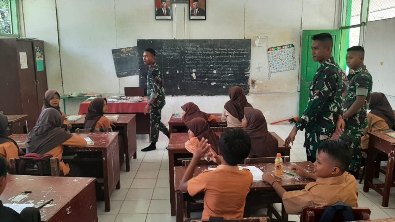 Sambangi SDN Rambung Sialang, Satgas TMMD Kodim Deliserdang Berikan Motivasi ke Pelajar