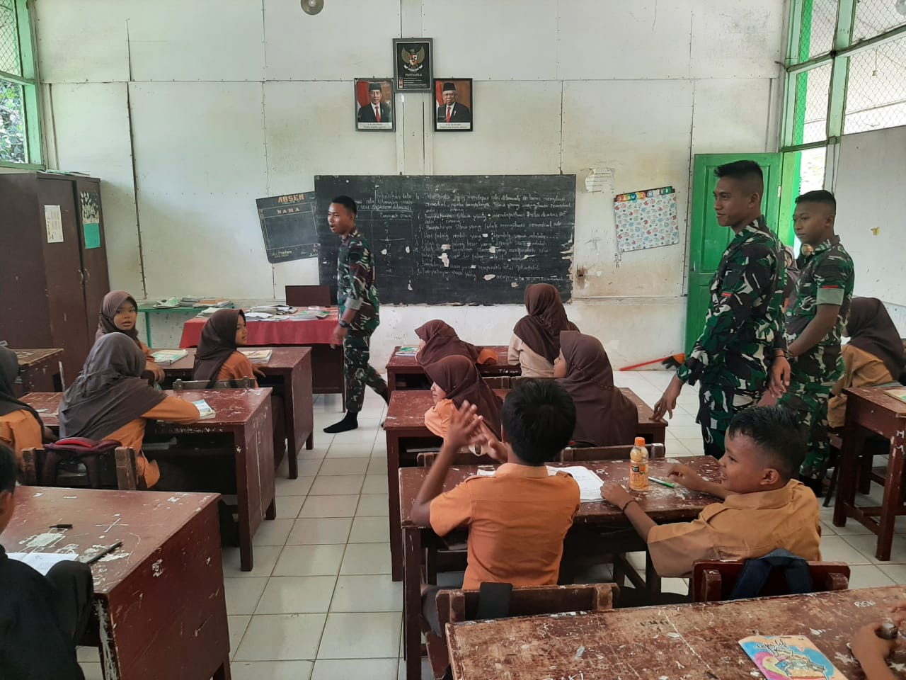 Sambangi SDN Rambung Sialang, Satgas TMMD Kodim Deliserdang Berikan Motivasi ke Pelajar