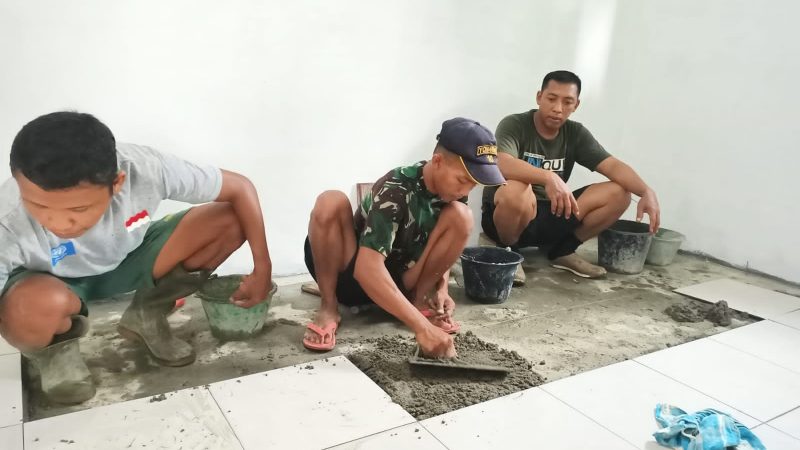 Tinggal Selangkah, Satgas TMMD Kodim Deliserdang Kerjakan Lantai Keramik RTLH