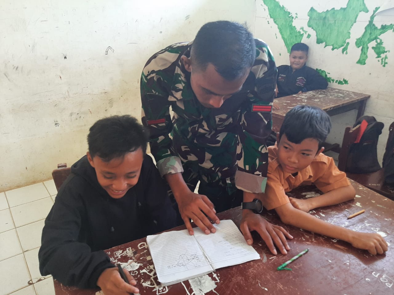 Diajari Personil Satgas TMMD Kodim Deliserdang, Siswa SDN Rambung Sialang: Saya Ingin Jadi TNI